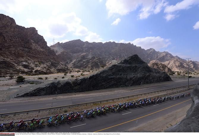 The peloton during stage 2 in Oman