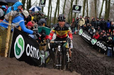 Sven Nys (Landbouwkrediet-Colnago) powers up a climb.