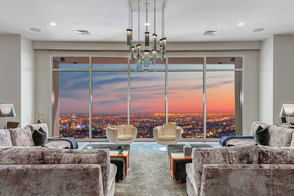 The lounge with views in Matthew Perry&#039;s condo