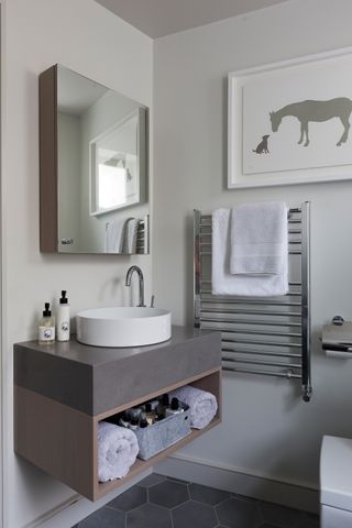 Bathroom with floating vanity unit with mirrored cabinet