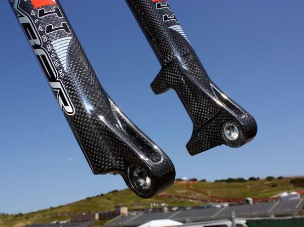 Carbon 15mm thru-axle dropouts are integrated into the new Carbon 44's lower leg assembly.