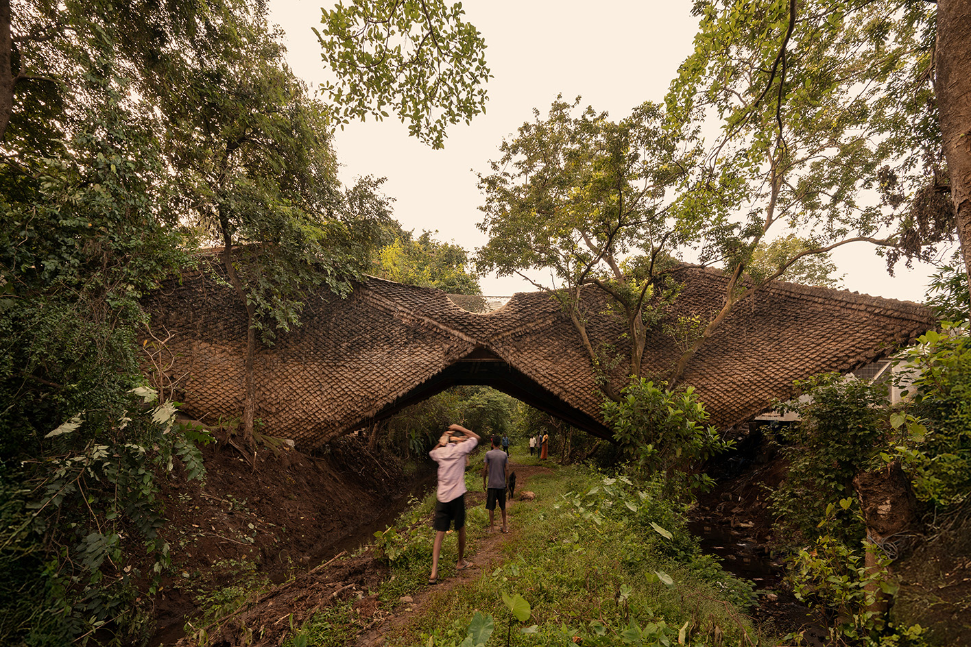 Bridge House by Wallmakers