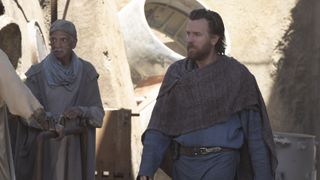 Obi-Wan Kenobi spaziert in seiner Star Wars Disney Plus Serie über einen Marktplatz auf Tatooine