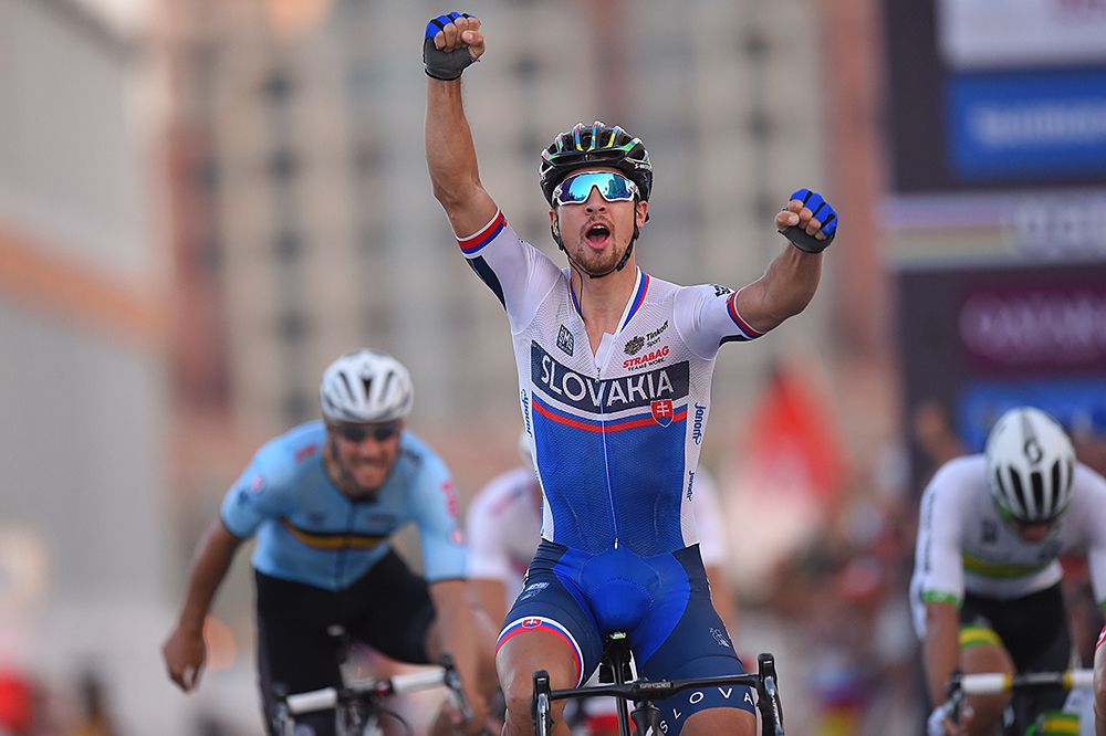 Peter Sagan wins the sprint in Doha to take the rainbow jersey
