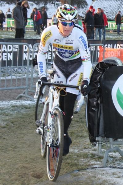 Zdenek Stybar (Telenet - Fidea) dismounts for a flight of stairs.