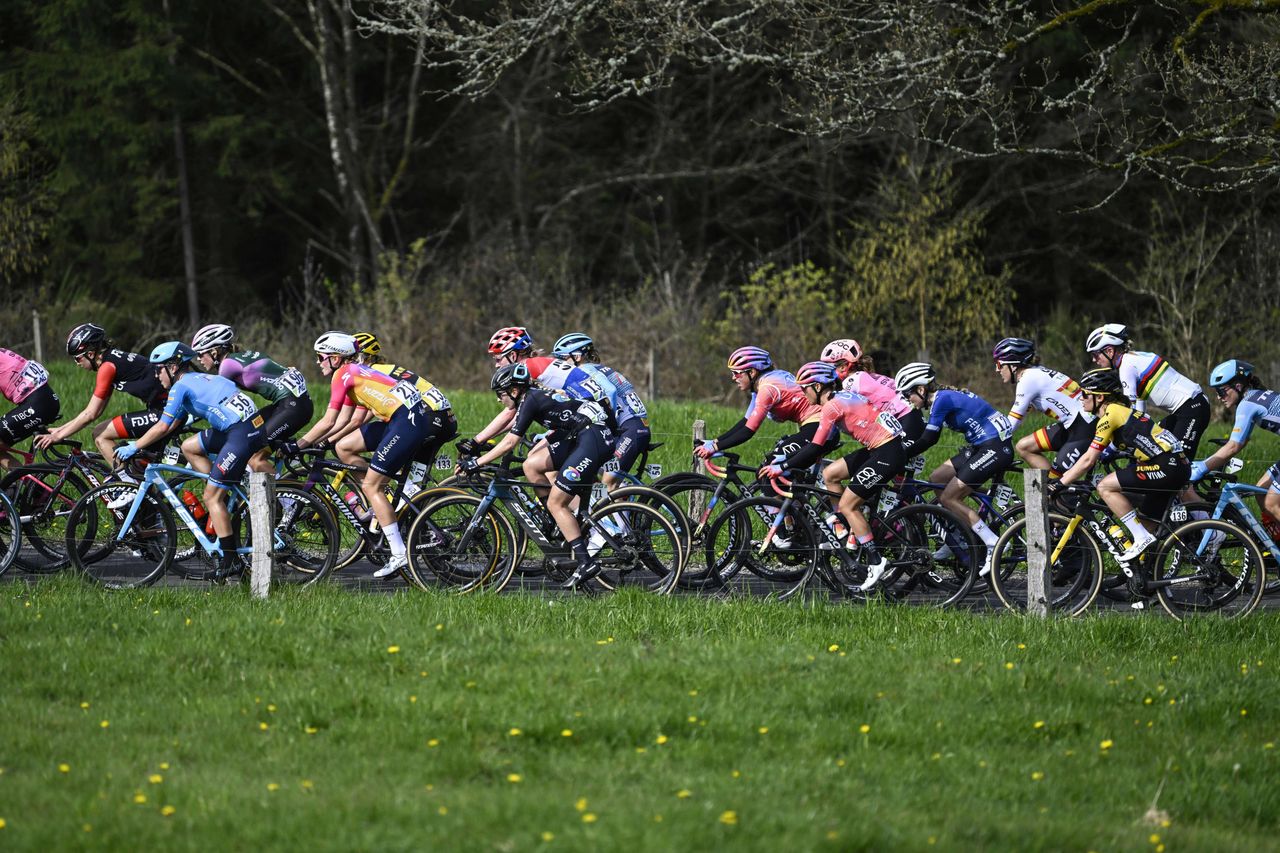 Women&#039;s peloton at Liège-Bastogne-Liège