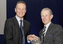 R_Dunwoody_and_S_Travis_shaking_hands.jpg