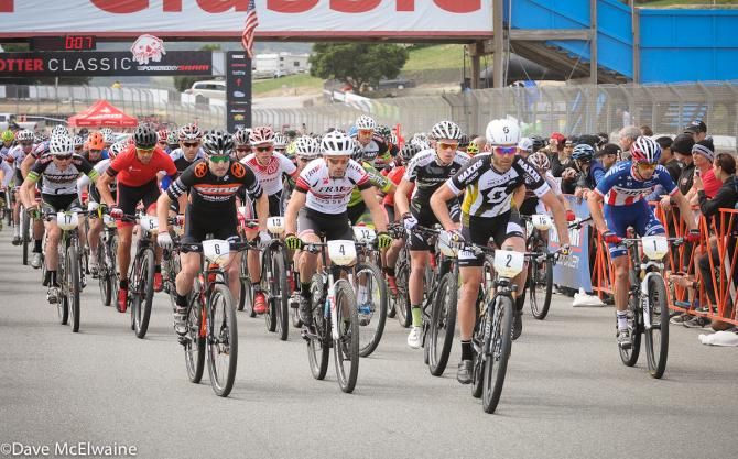 Geoff Kabush (Scott 3Rox Racing) leading the pro men out onto the course