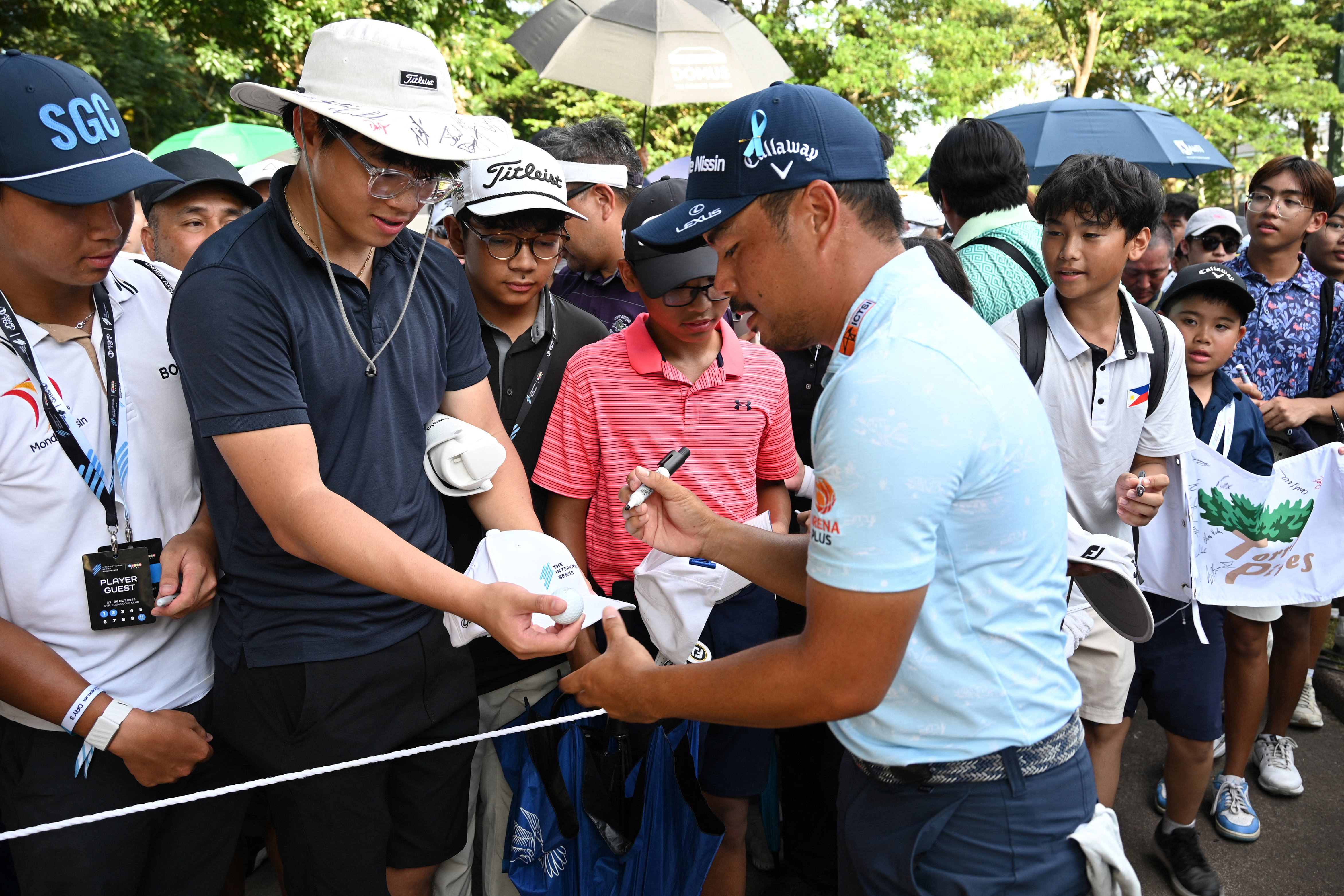 Miguel Tabuena signs autographs for fans at International Series Philippines