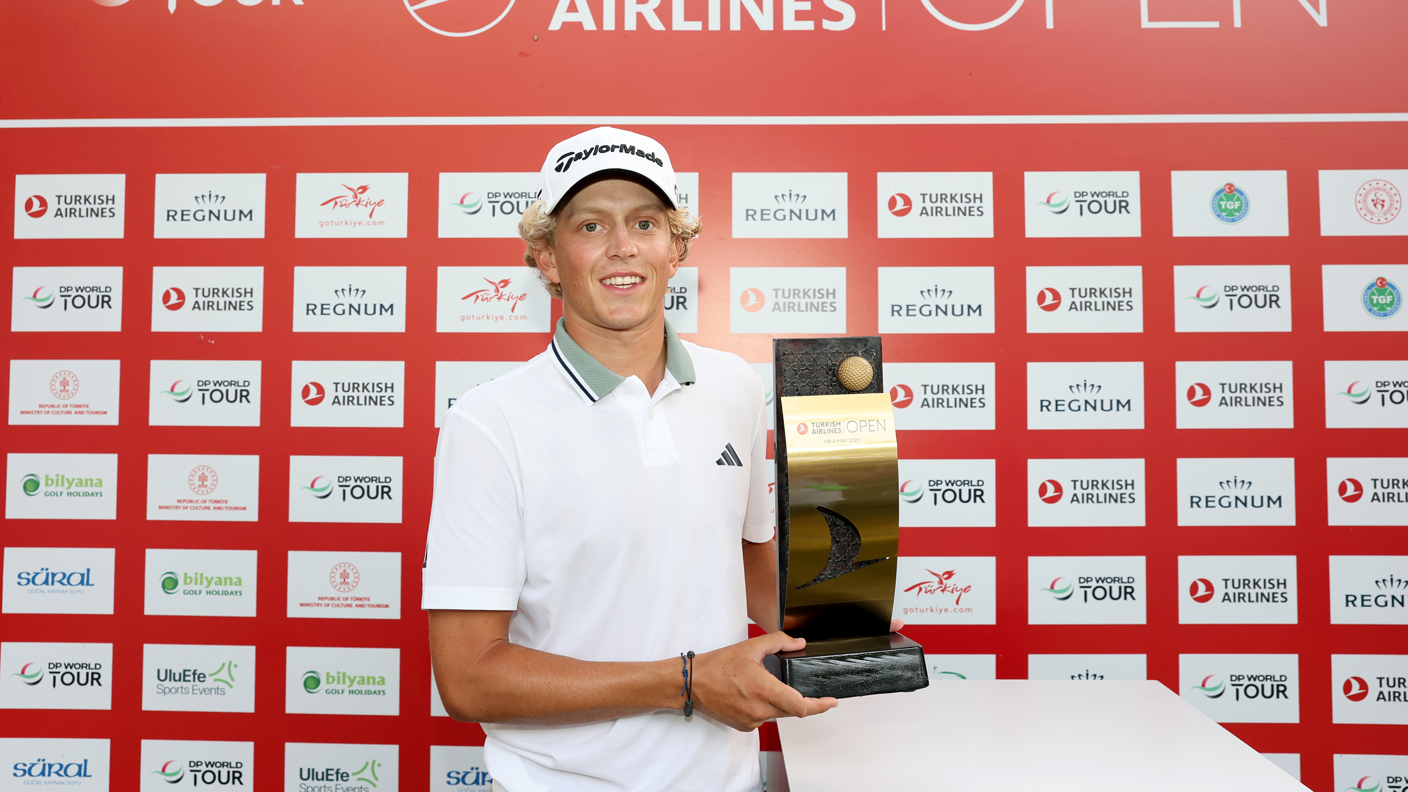 Martin Couvra poses with the 2025 Turkish Airlines Open trophy after his victory