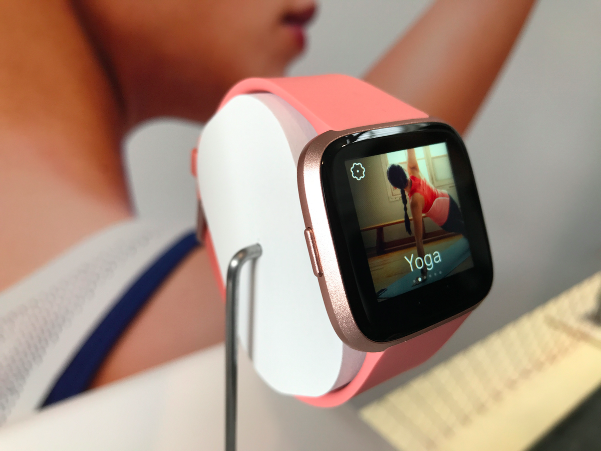 which is better fitbit versa or apple watch