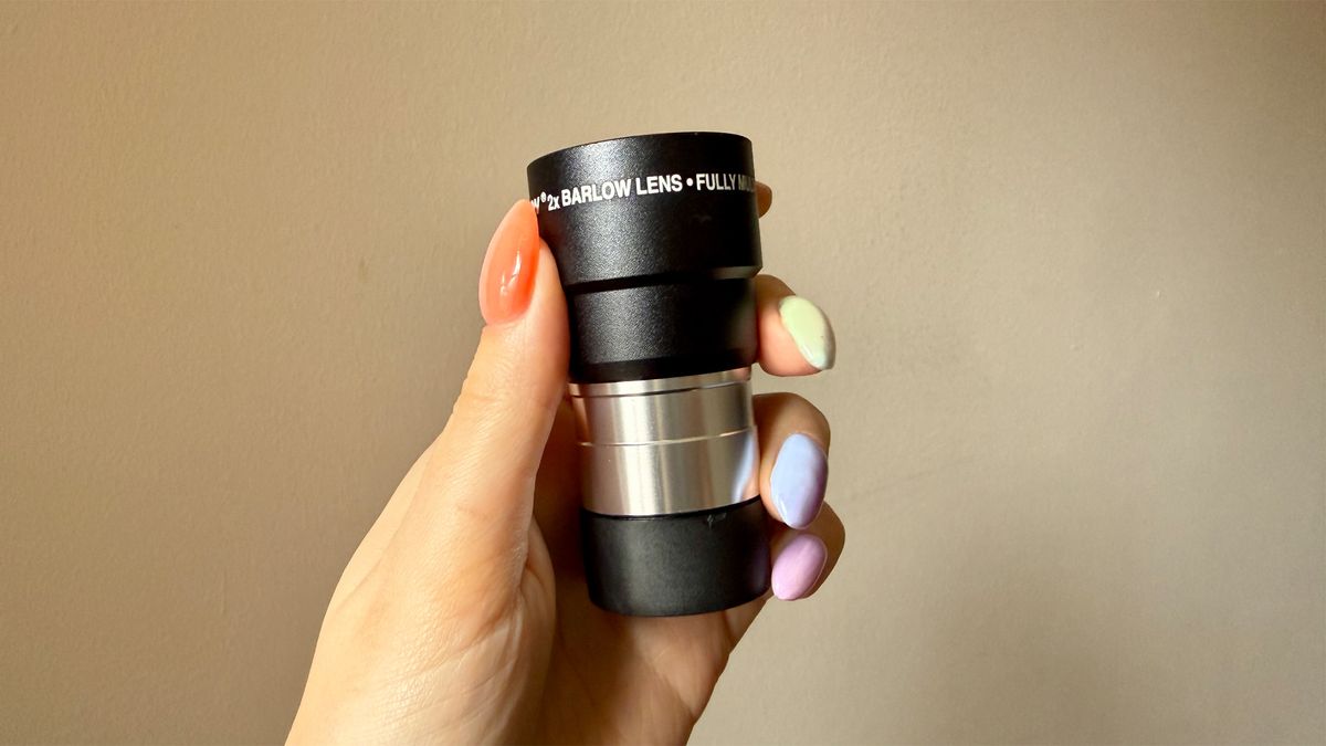 barlow lens in the hand