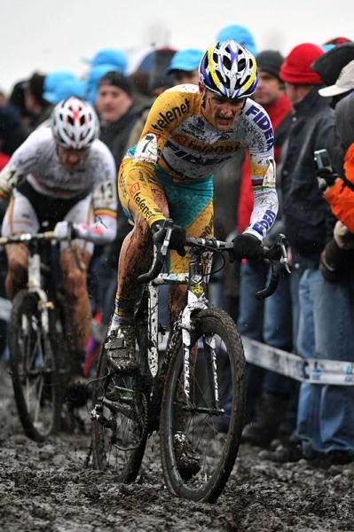 Bart Wellens (Telenet - Fidea Cycling Team) battles thick mud on the Loenhout parcours.