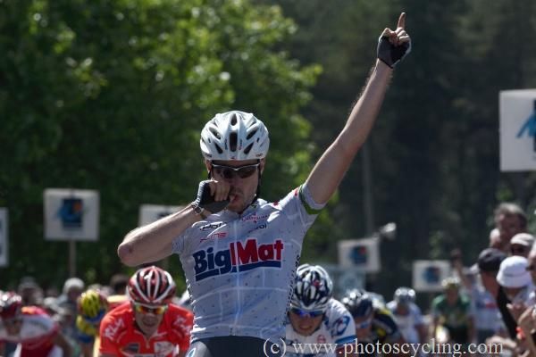 Sylvain Georges (Big Mat - Auber 93) and his unorthodox winner's pose.