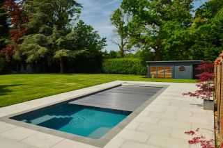 Swimming pool with mechanical cover