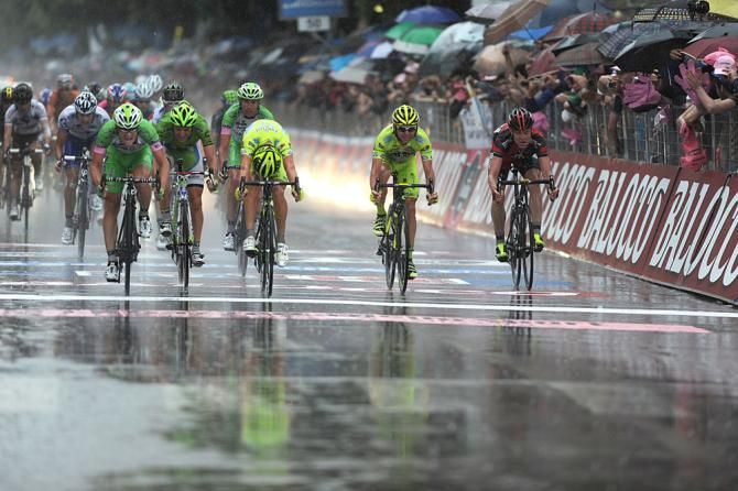 Enrico Battaglin, Damiano Caruso, Mauro Santambrogio, Danilo Di Luca and Cadel Evans cross the line