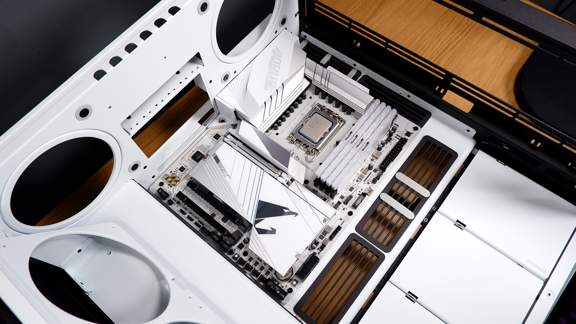 No intentes exprimir demasiadas ideas dentro de una sola computadora: para esta PC para juegos blanca con una RTX 4080 Super, casi lo hago