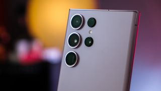 Kamerauppsättningen på baksidan av en grå Samsung Galaxy S23 Ultra.