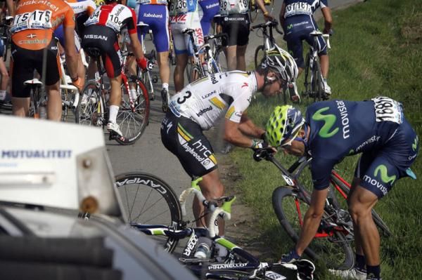 Mark Cavendish is forced to untangle his bike