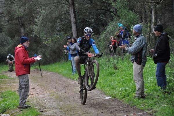 Dror Pekatch (Subaru Gary Fisher) wheelies to a win.