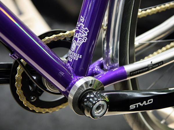 Rather than use an conventional eccentric bottom bracket, Independent Fabrication used a standard shell and this slick Phil Wood indexed unit.