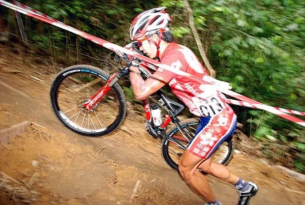 Luk Chun Chung (Hong Kong, China) runs uphill.