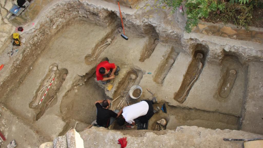The Islamic phase of Tauste's history had been forgotten &ndash; perhaps deliberately &ndash; and ancient graves sometimes found in the town were dismissed as those of victims of 19th century cholera pandemic.