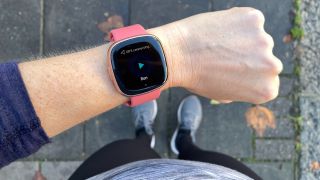 Fitbit Versa 4 acquiring GPS run screen