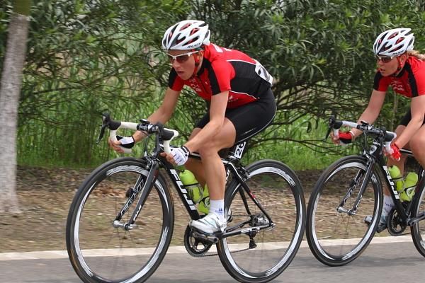 Trixi Worrack and Marlen J&ouml;hrend (Noris Cycling) drive the chase to catch Bastianelli