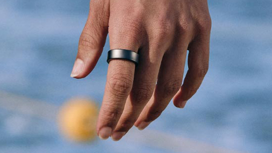 Una mano sosteniendo un Samsung Galaxy Ring en un dedo
