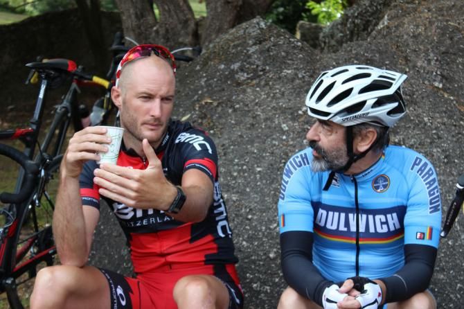 Steve Cummings talks with a British fan.
