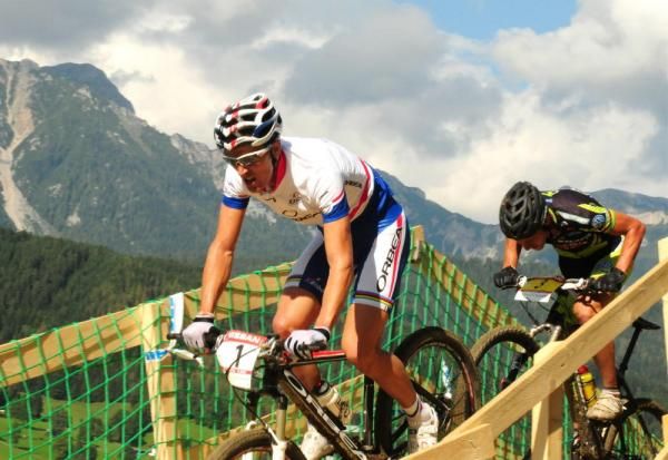 Absalon (Orbea) leading Naef (Mulivan Merida) on lap two