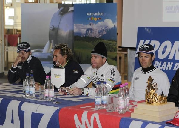 Cadel Evans answers some questions at the press conference.