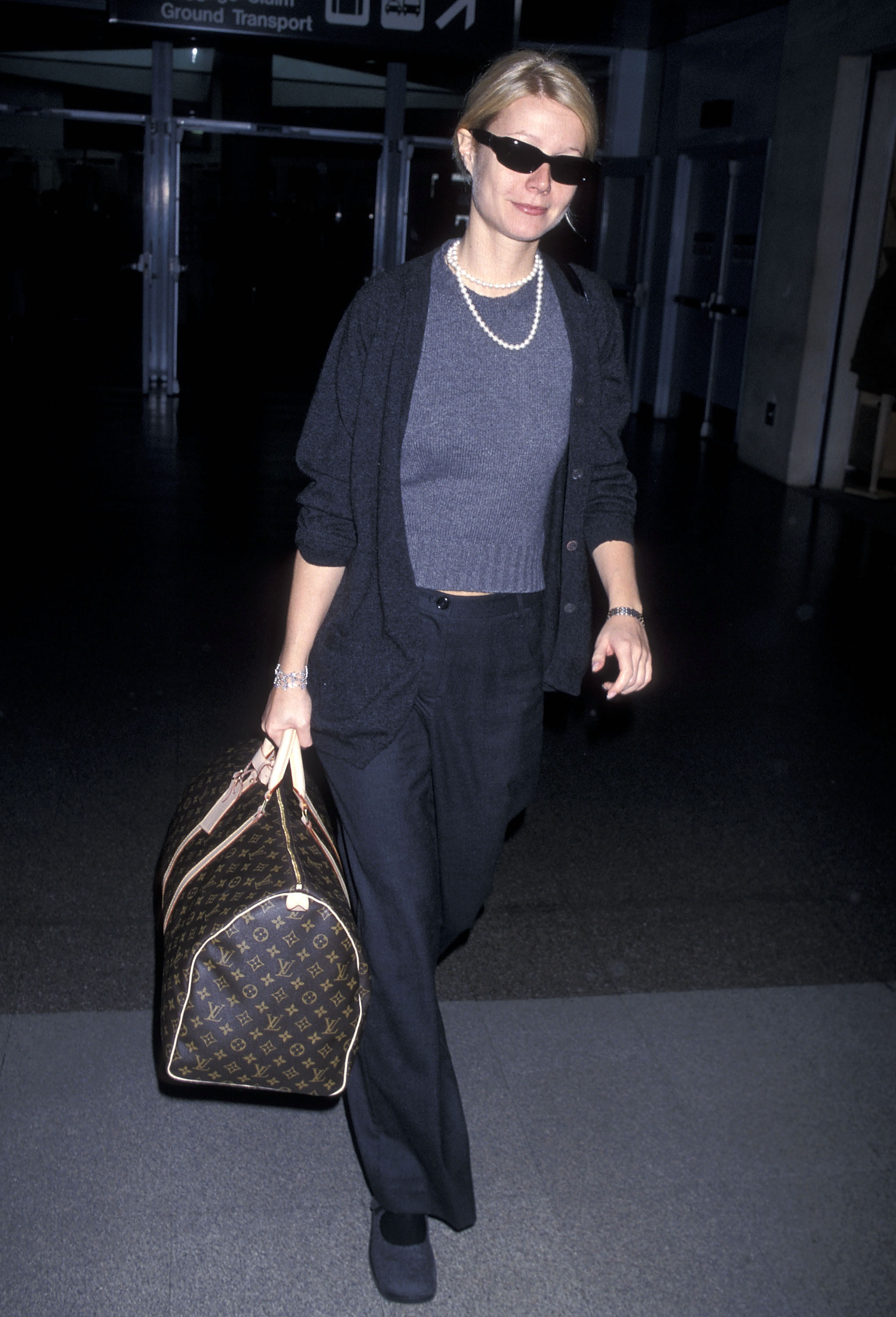 An image of Gwyneth Paltrow wearing an iconic airport outfit while travelling in 1998.