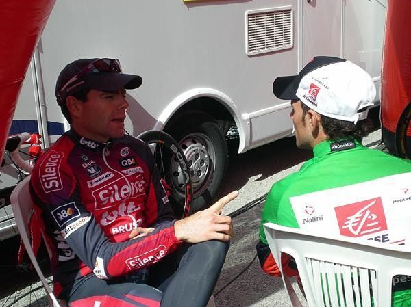 'Hey, don't I know you from somewhere': Cadel Evans (Silence-Lotto) chats with Alejandro Valverde (Caisse d'Epargne).