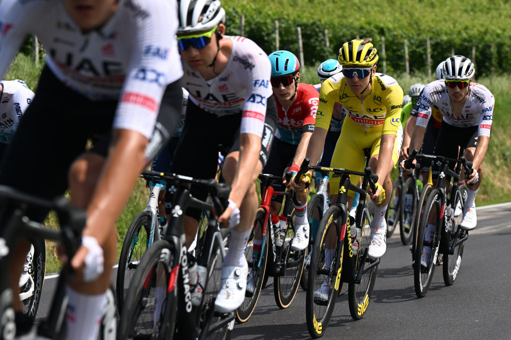 2024 Tour de France stage 3: Pogačar leads Ayuso (r) in the bunch