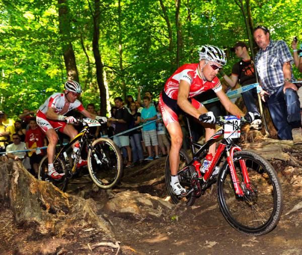 Christoph Sauser and Florian Vogel chase.