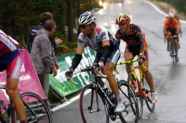 Alejandro Valverde (Caisse d'Epargne) comes in with some time loss.