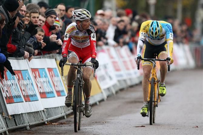Kevin Pauwels (Sunweb-Napoleon Games) outsprints Rob Peeters (Telenet-Fidea) for 4th at Scheldecross