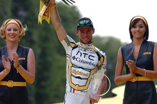Mark Cavendish (HTC - Columbia) on the podium in Paris for the second straight year for winning the final stage.