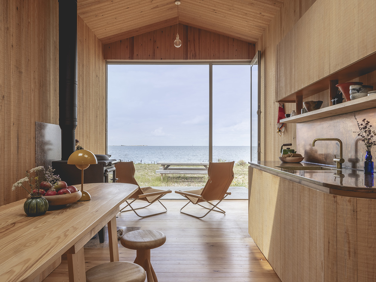 Kent Coast cabin, a timber structure jewel by studio mama