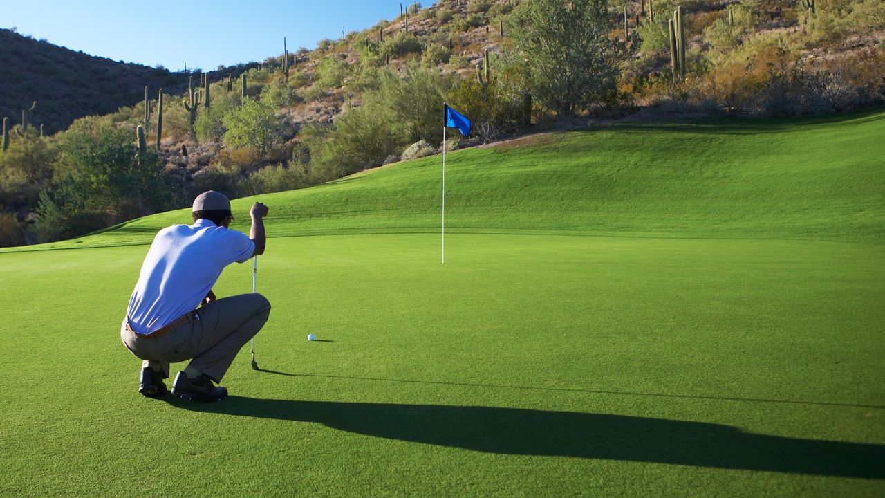 A player lines up a putt