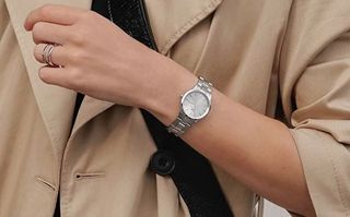 En kvinna bär en silvrig Daniel Wellington-klocka.