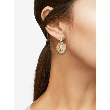 Time and Tru Goldtone Shell and Simulated Pearl Earring, 1 Pair