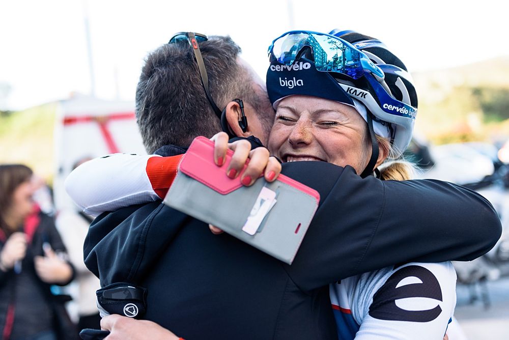 Lotta Lepisto (Cervelo Bigla) wins prologue at Euskal Emakumeen Bira gets hugs from team