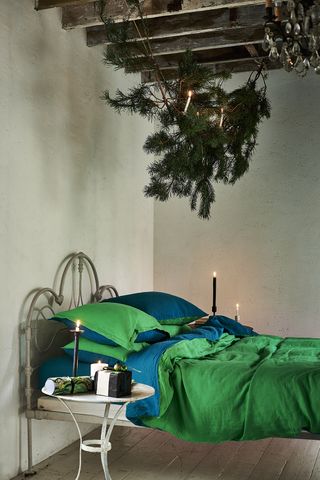 Bedroom with green bedding for Christmas