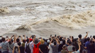 Crowd watching tidal bore of Qiantang River