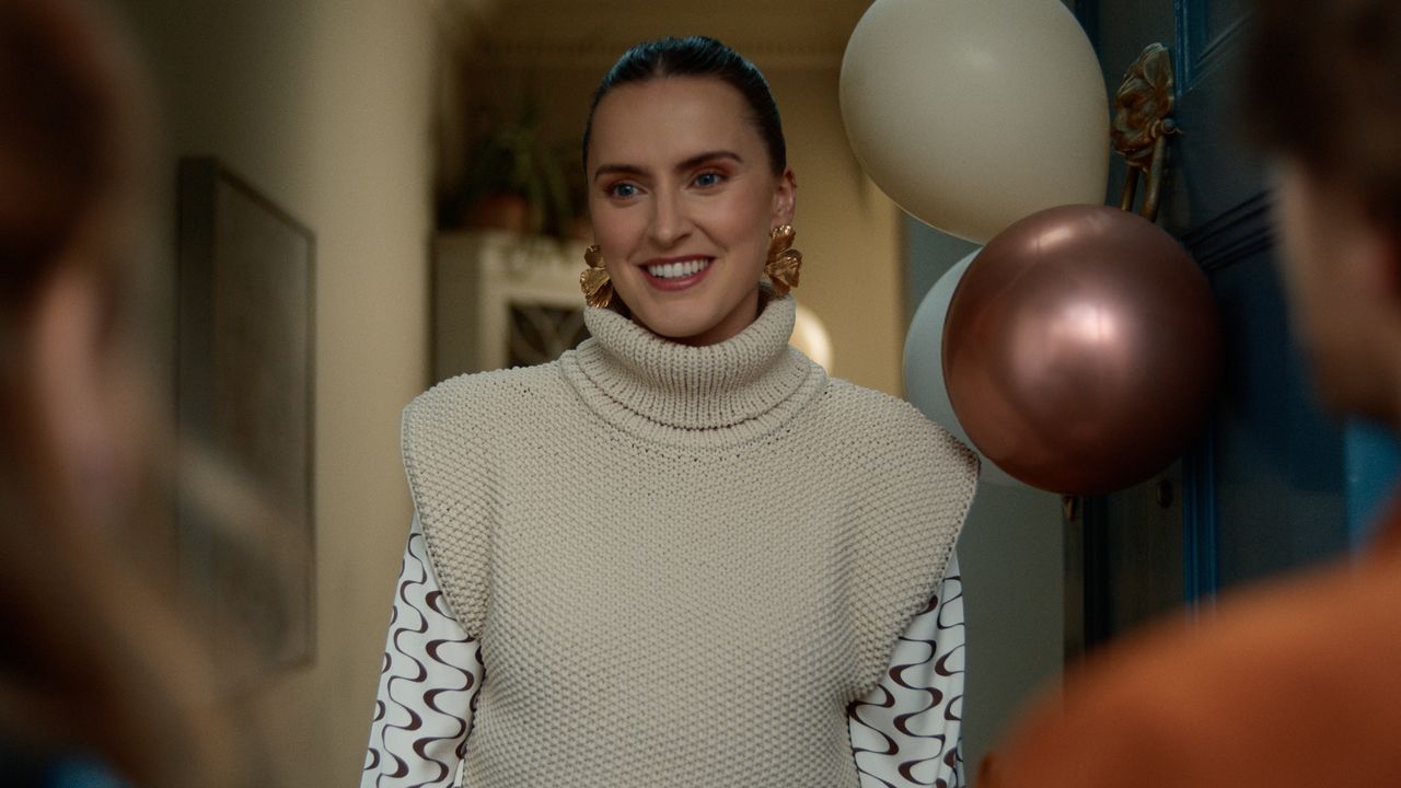 Rosa Robson as Nora in Extraordinary season 2