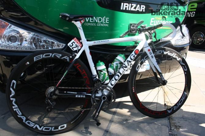 A quick fix with some red sticky tape turns the O in Colnago into the rising sun for Japanese champion Yukiya Arashiro (Europcar)