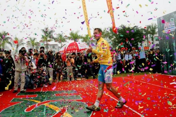 Boris Shpilevsky (Russia) amongst all the confetti.